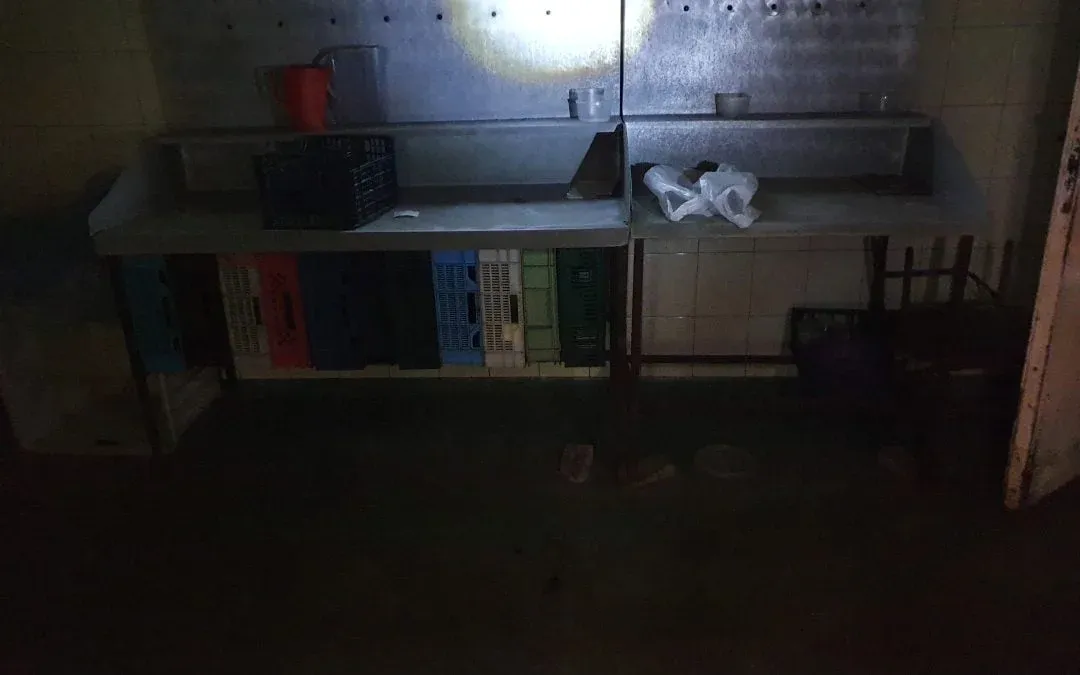 syndyk sprzeda STÓŁ DŁUGI ZE ŚCIANKĄ